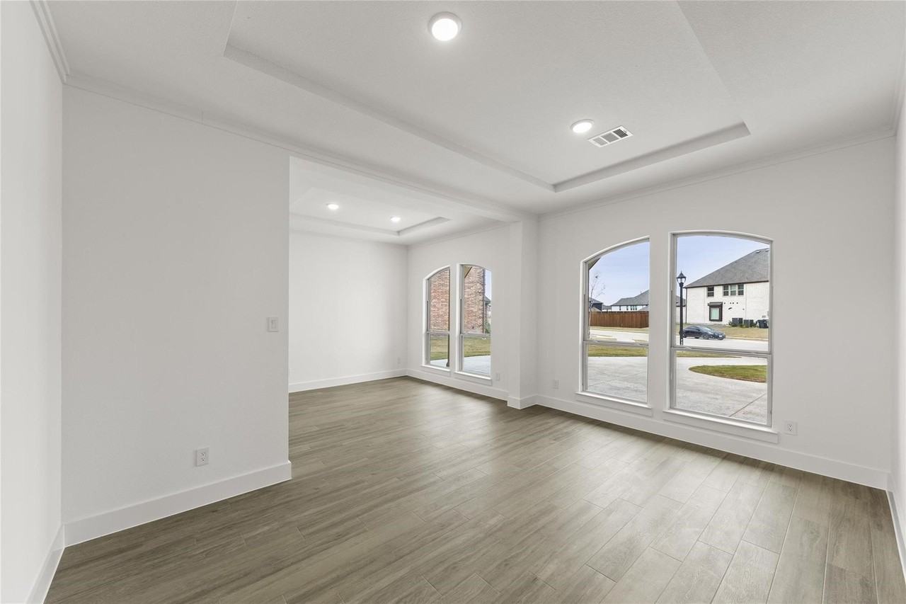 1320 Villanova Ln - Photo 5 of 30