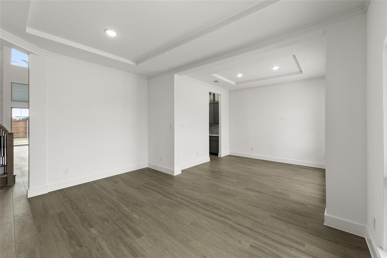 1320 Villanova Ln - Photo 6 of 30
