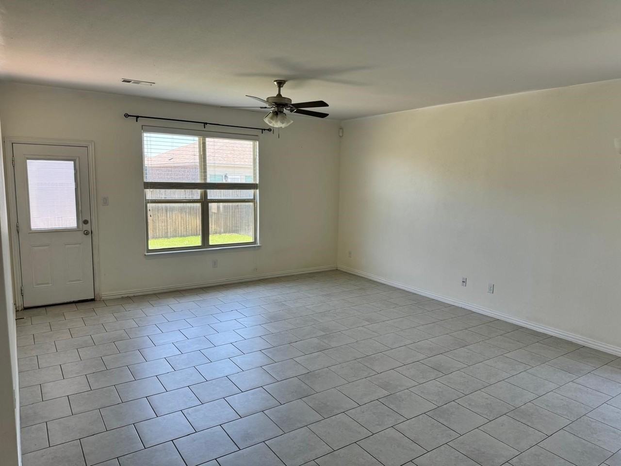 305 Lead Creek Dr - Photo 4 of 15