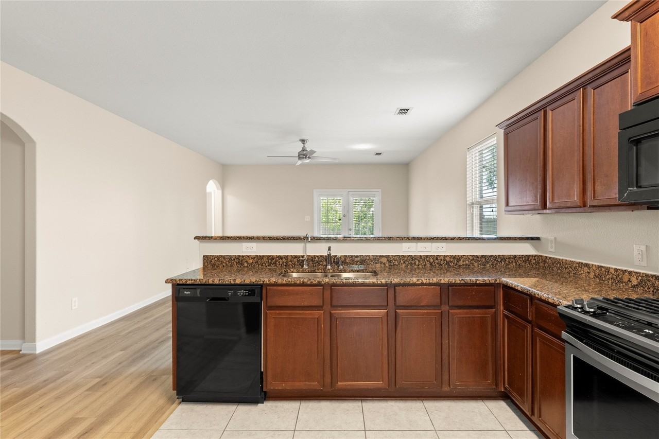3003 Rocking Hills Trl - Photo 5 of 16