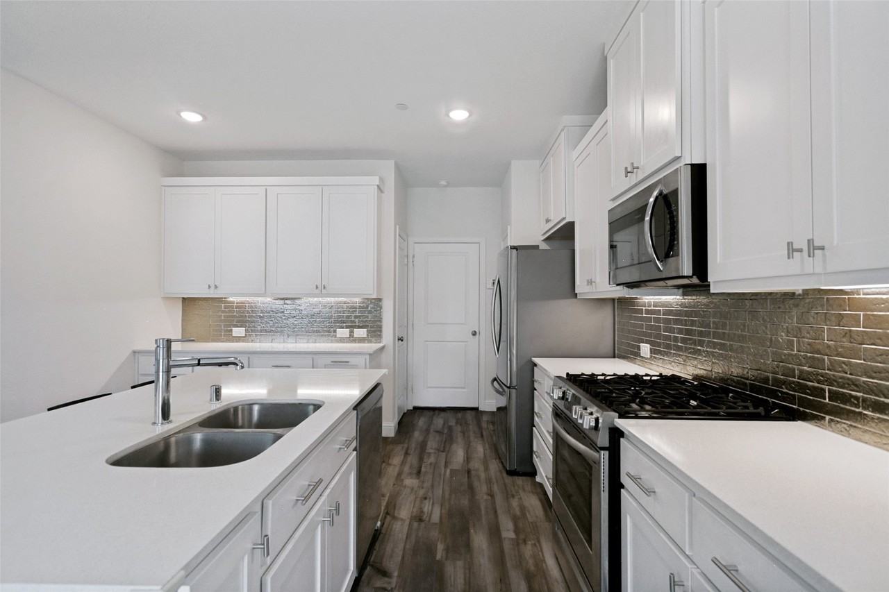 1028 Emil Pl - Photo 4 of 31