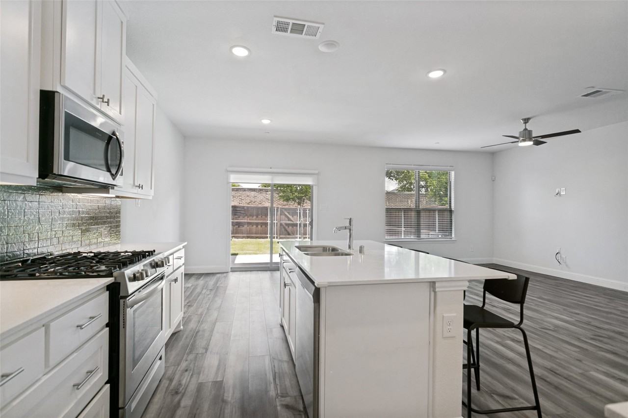 1028 Emil Pl - Photo 5 of 31