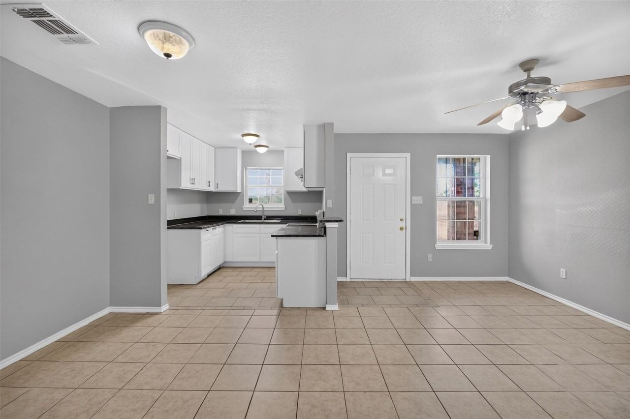 1424 E Mulkey St #1426 - Photo 3 of 18