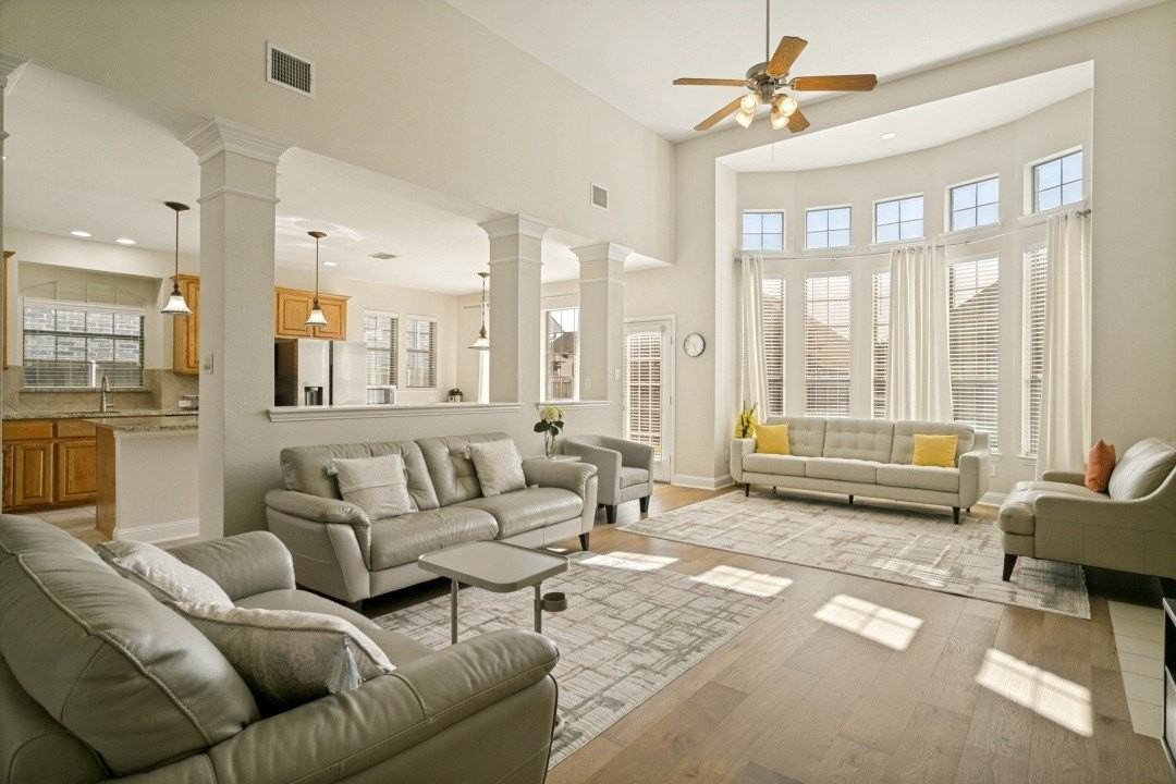 412 S Hampton Ct - Photo 6 of 28