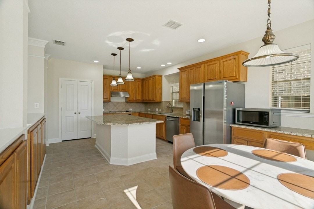 412 S Hampton Ct - Photo 7 of 28