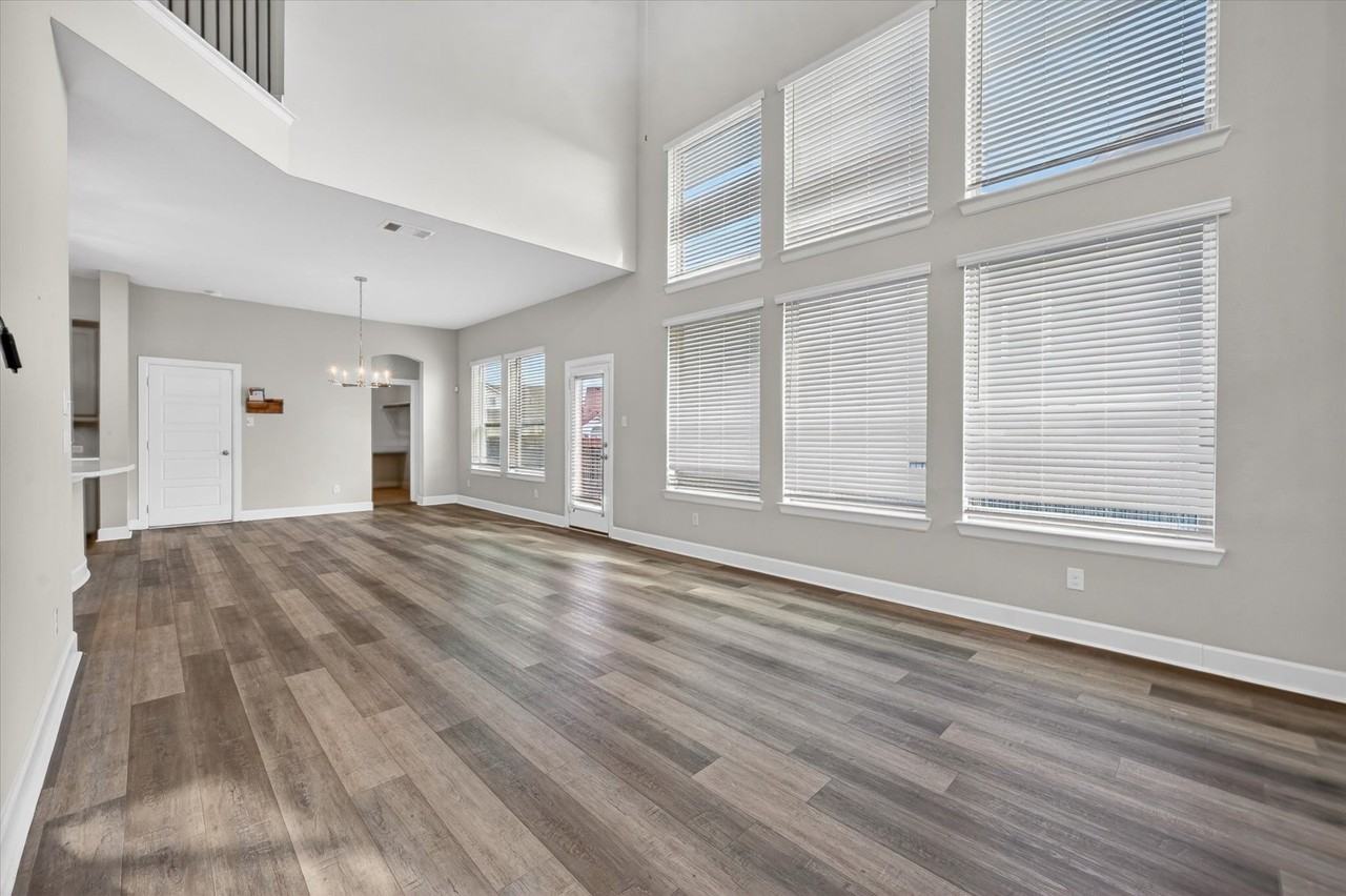 2028 Barbette St - Photo 4 of 31