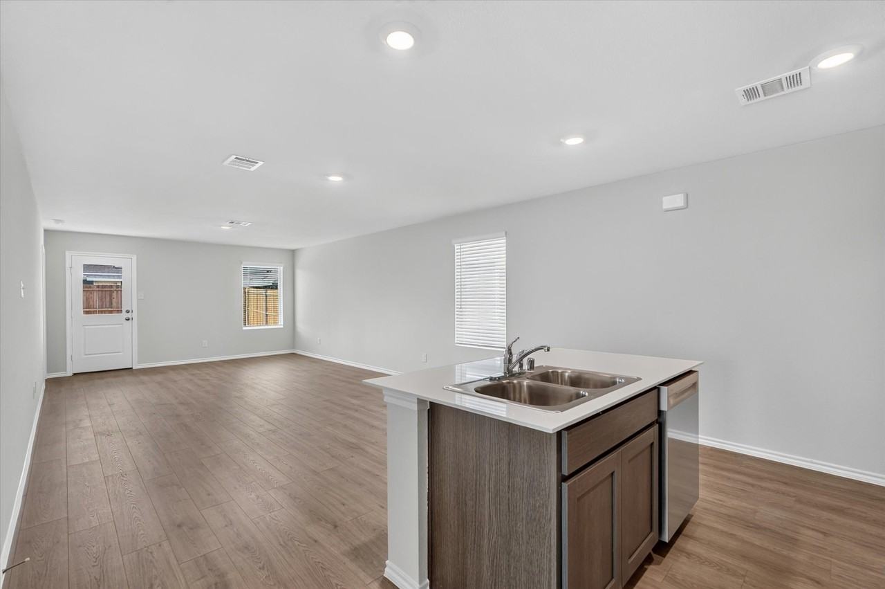 1121 Southfield Dr - Photo 7 of 24