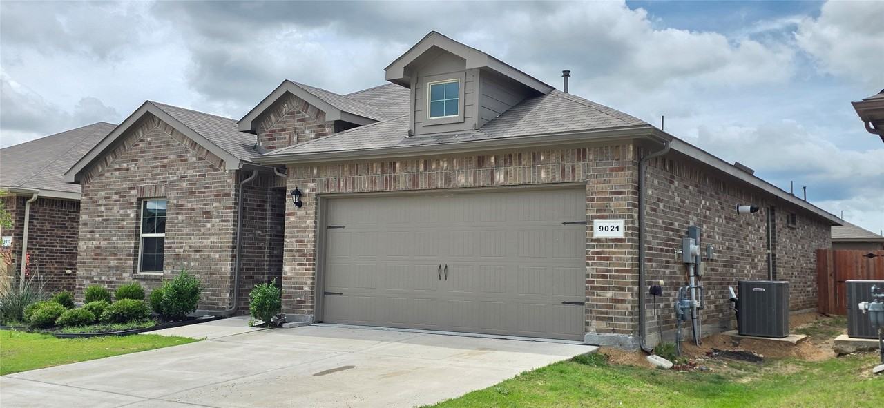 9021 Eagles Landing Dr - Photo 2 of 25
