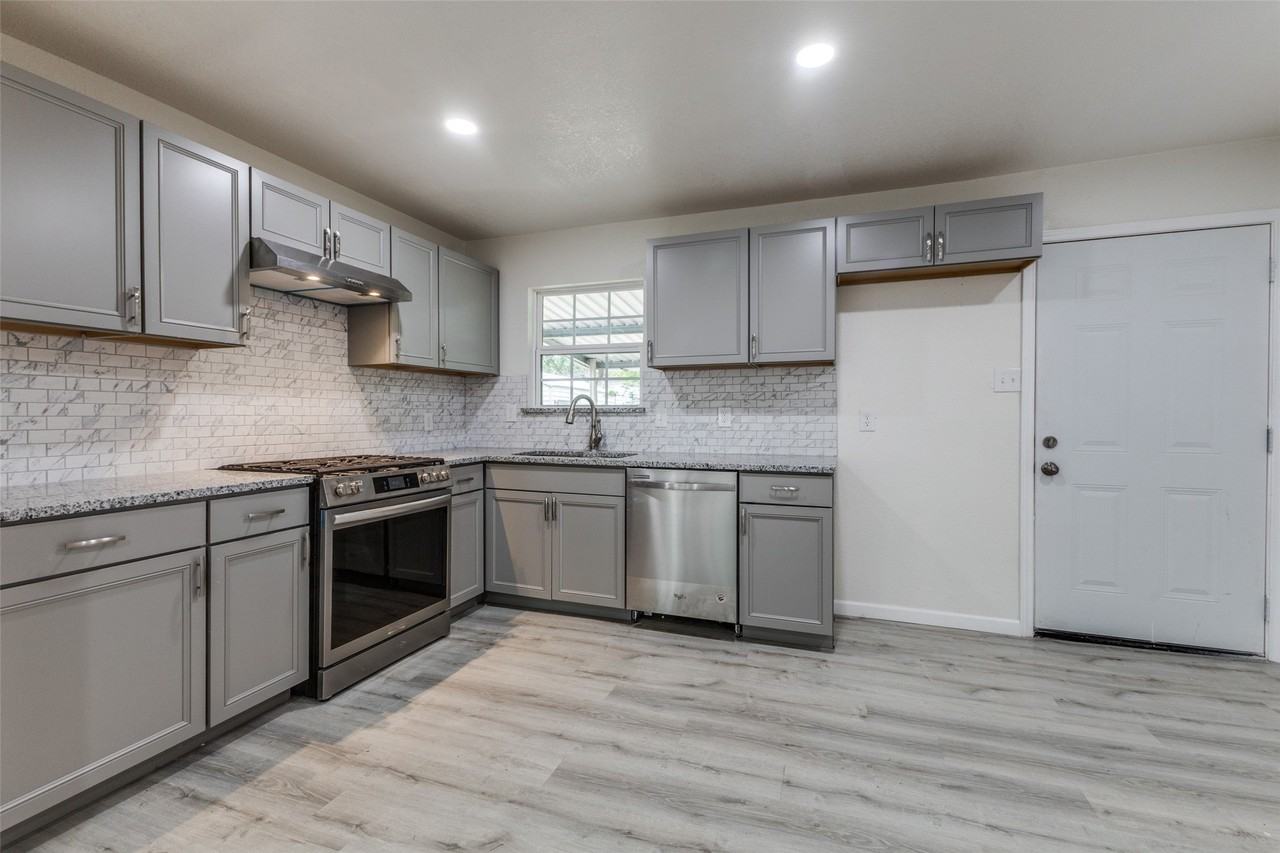 2908 Scottsbluff Dr - Photo 4 of 33