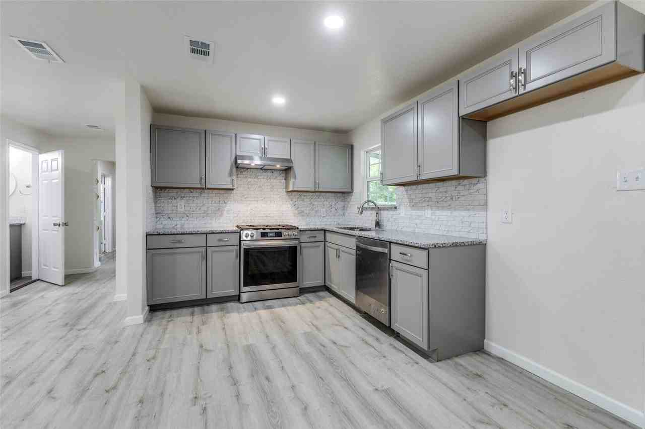 2908 Scottsbluff Dr - Photo 5 of 33
