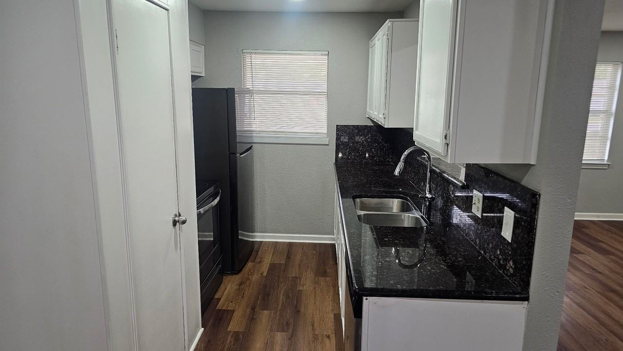 5604 Oak Grove Rd - Photo 5 of 14
