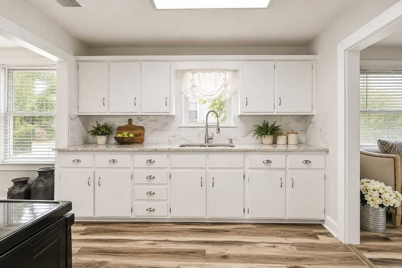 131 E Hull St - Photo 2 of 11