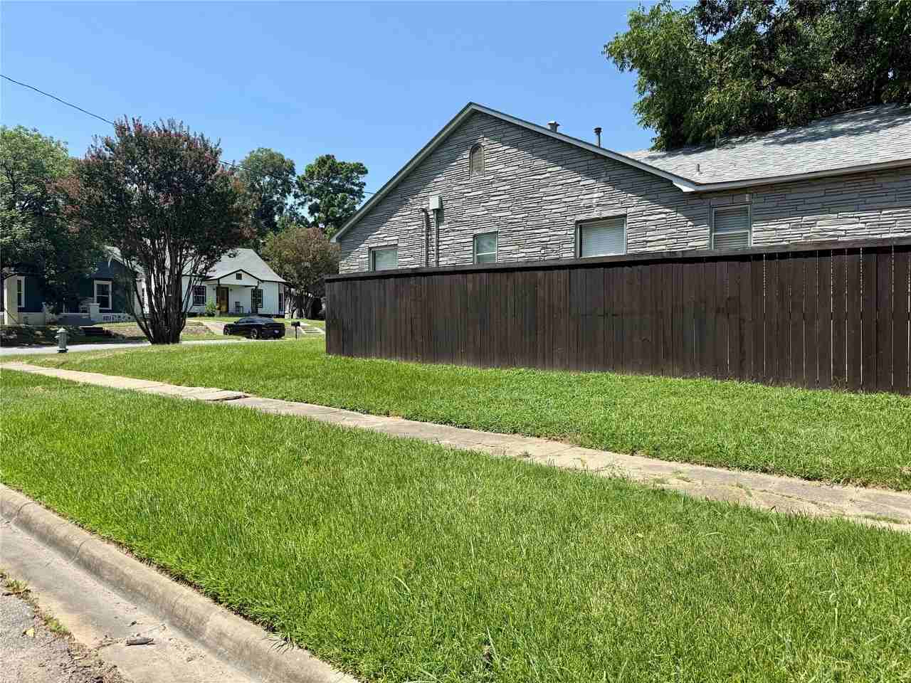 131 E Hull St - Photo 7 of 11