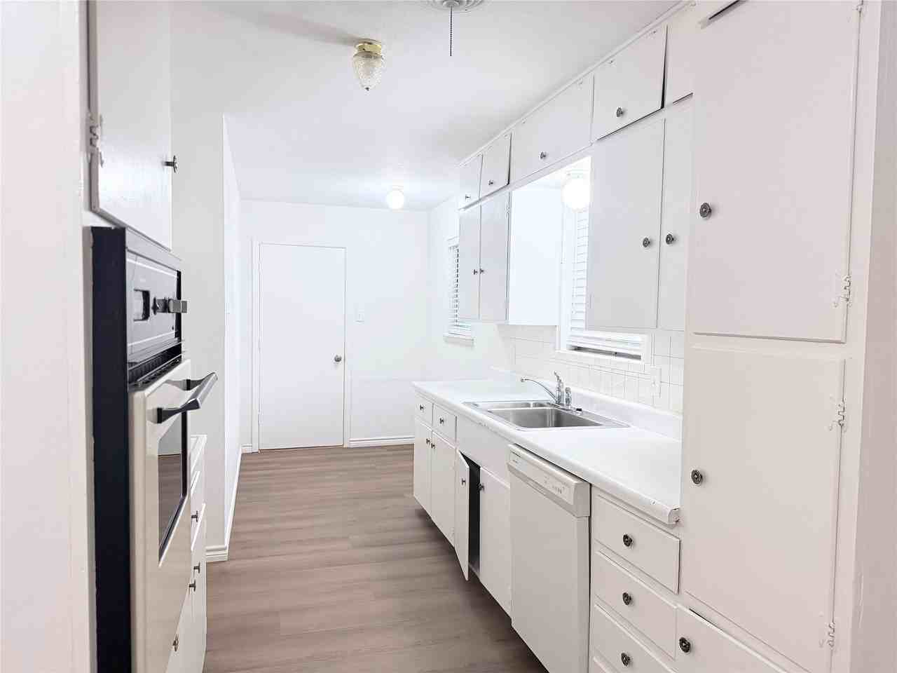 1207 Cherokee St - Photo 7 of 12