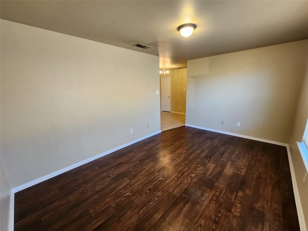 939 Baker St - Photo 2 of 17