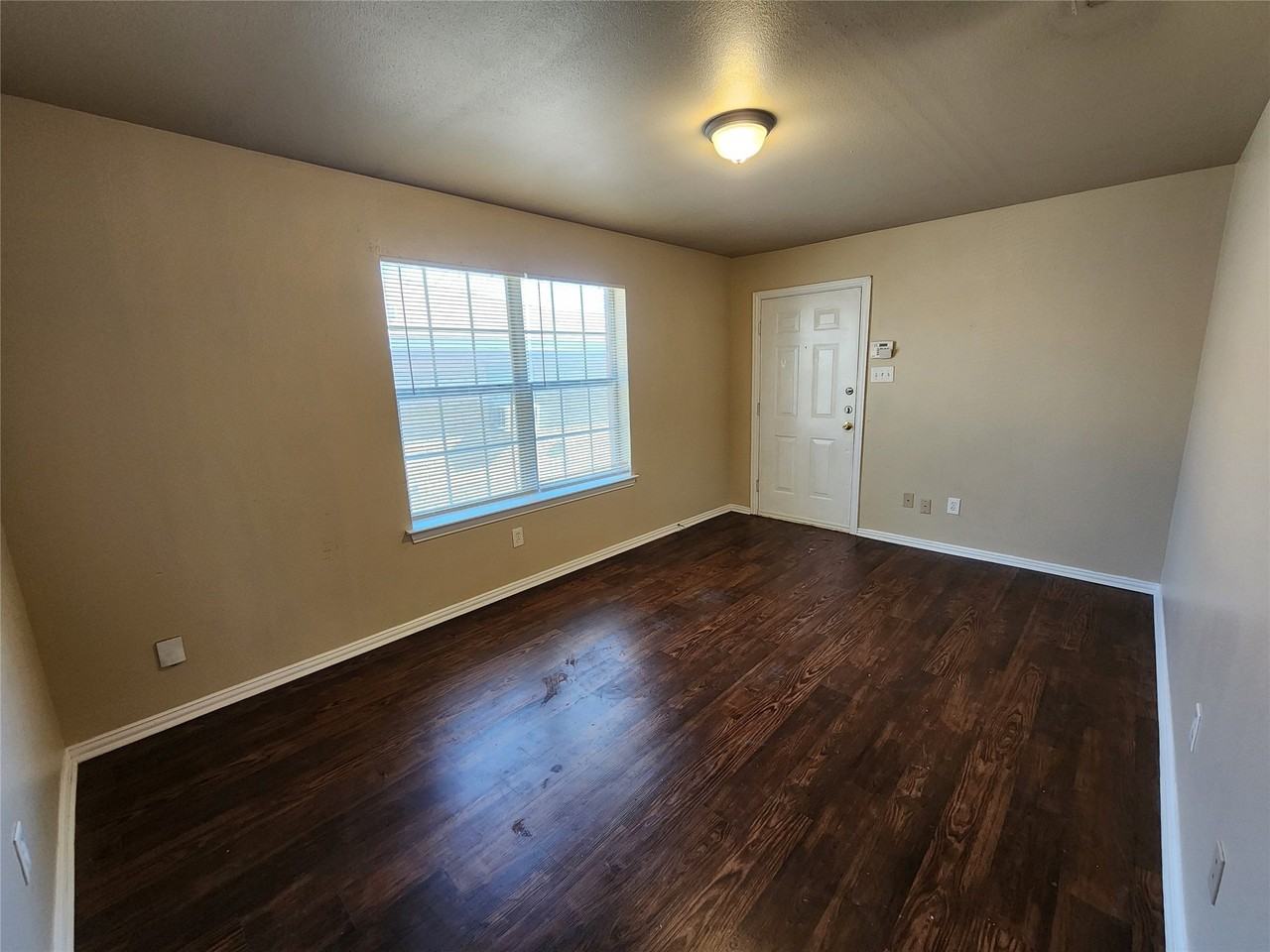 939 Baker St - Photo 3 of 17
