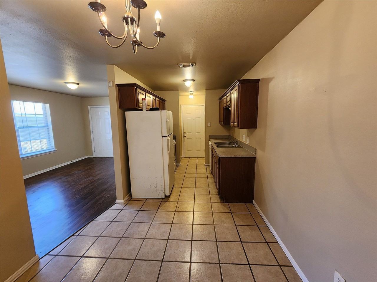 939 Baker St - Photo 4 of 17