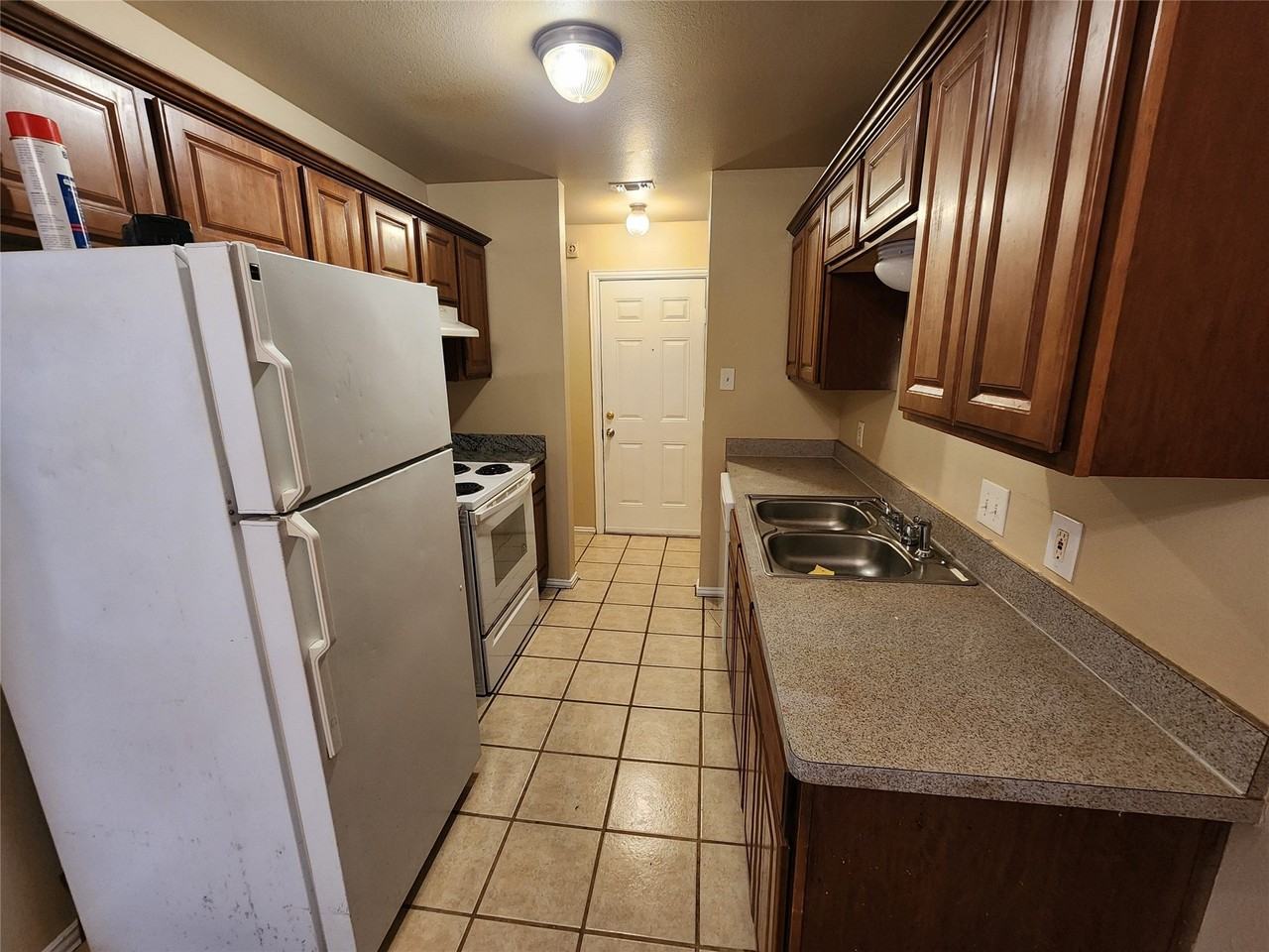939 Baker St - Photo 6 of 17