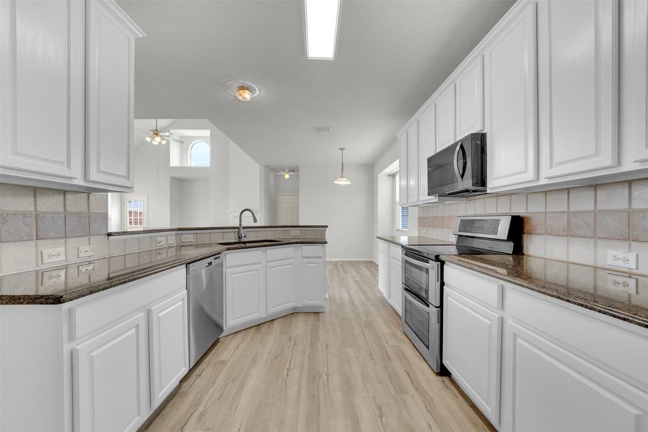 4412 Waskom Dr - Photo 5 of 32