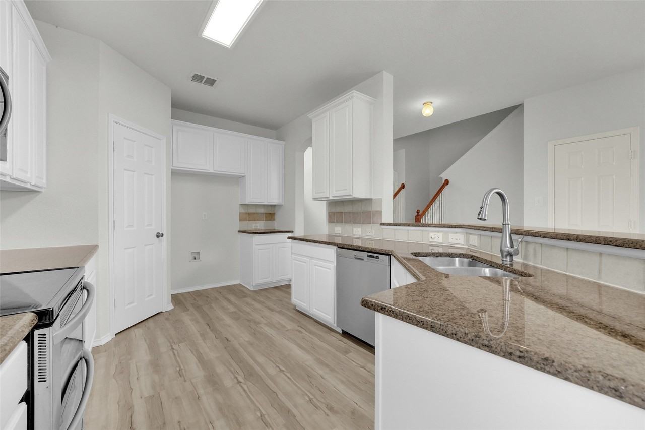4412 Waskom Dr - Photo 6 of 32