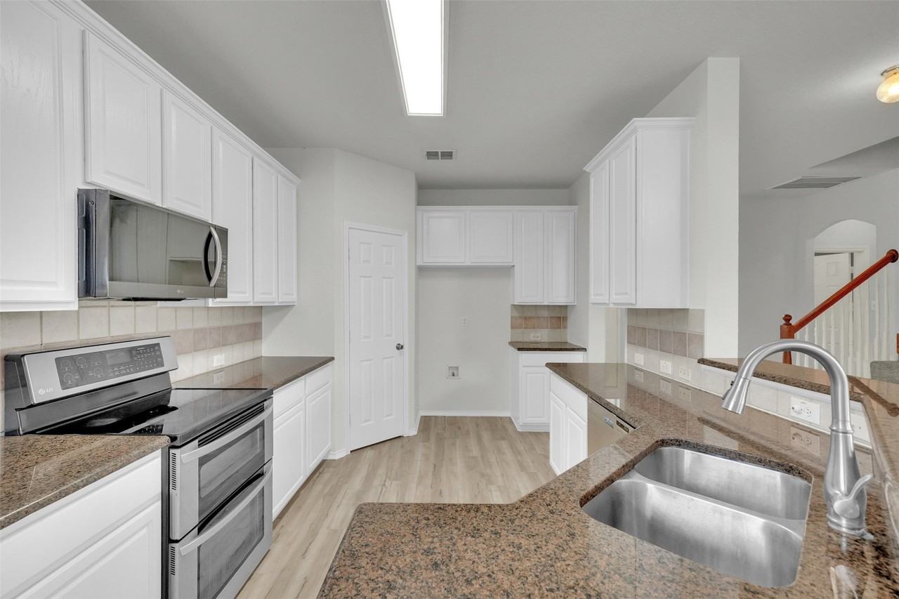 4412 Waskom Dr - Photo 7 of 32
