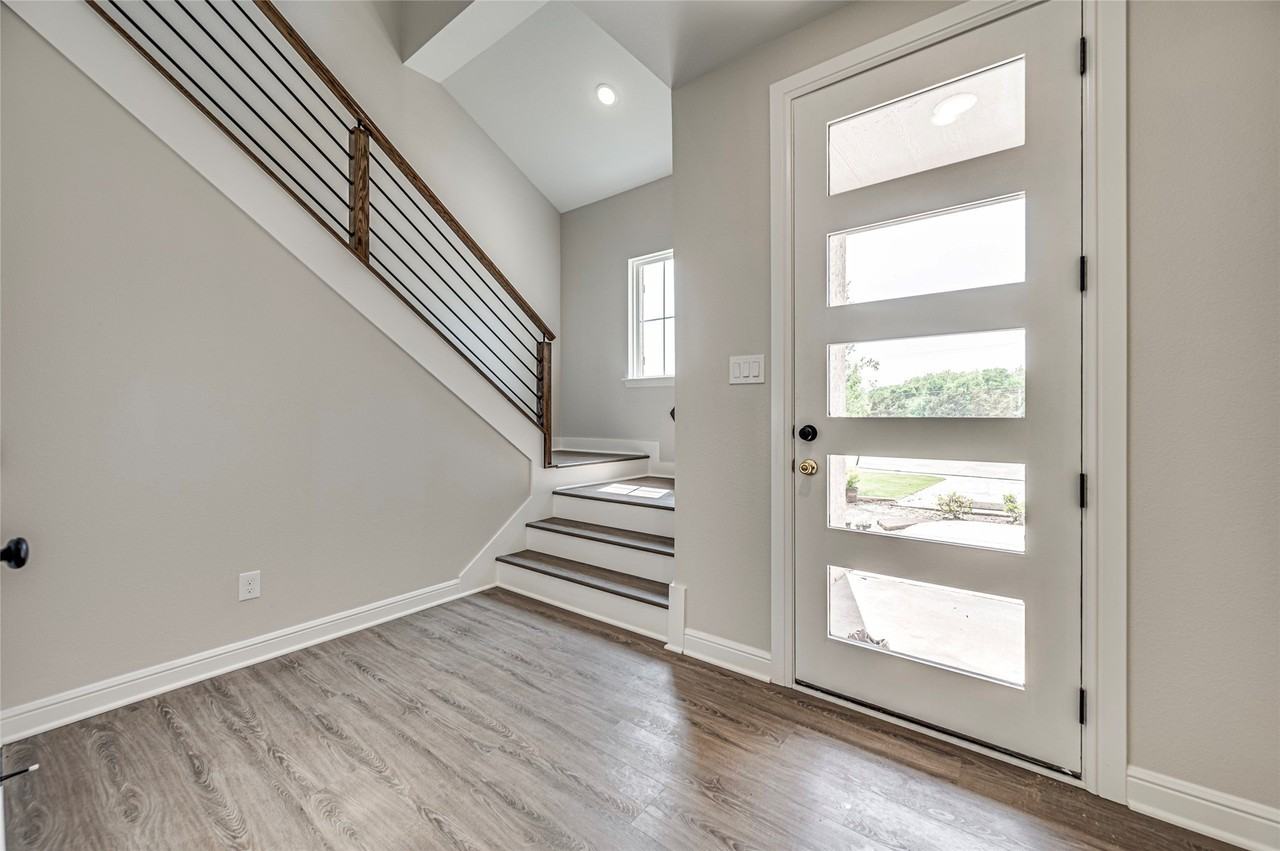 8243 Heritage Glen Dr - Photo 3 of 40