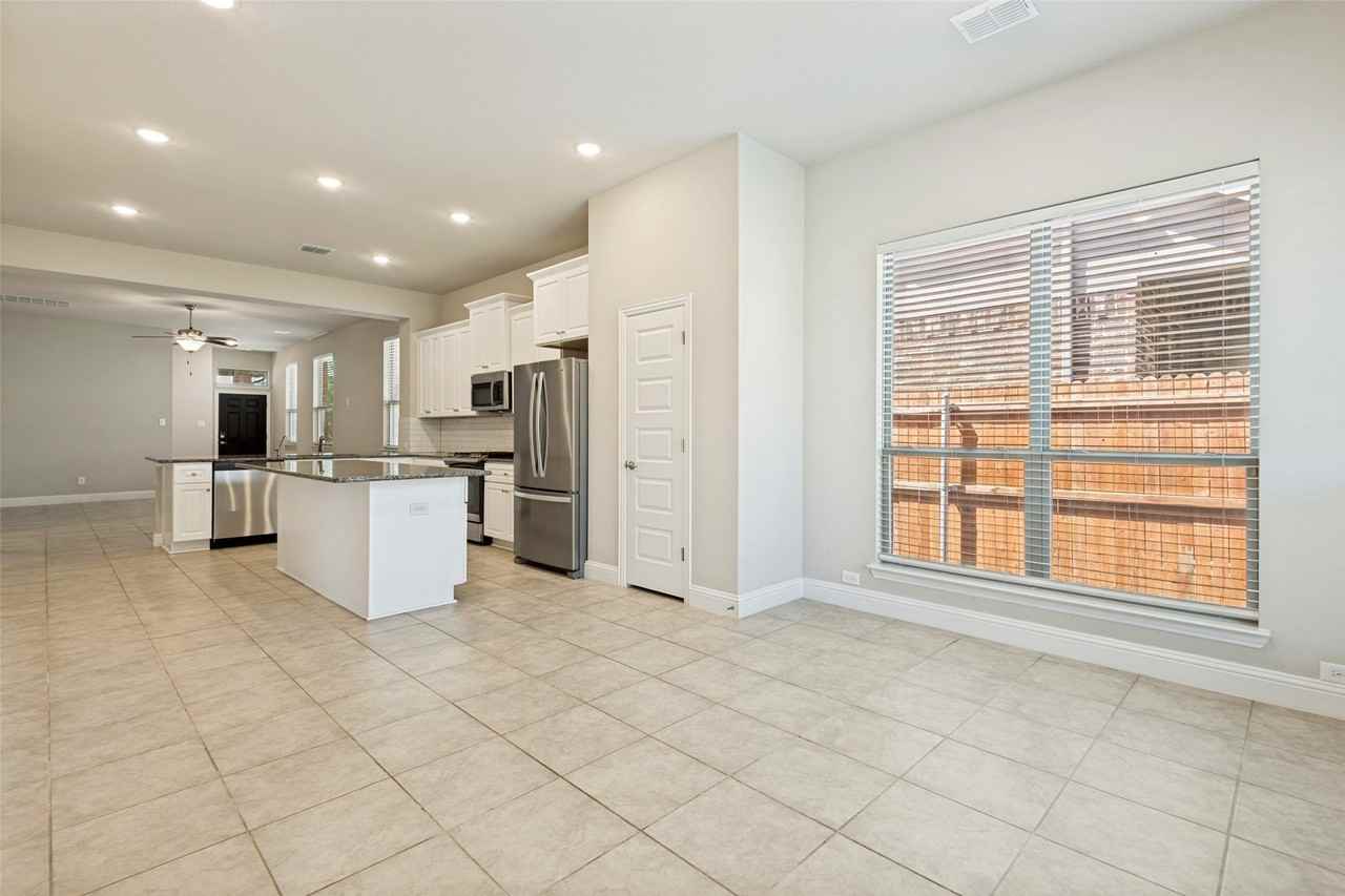 3909 Chesapeake Ln - Photo 4 of 12