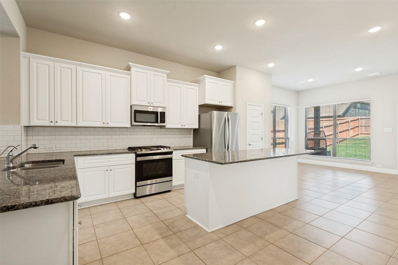3909 Chesapeake Ln - Photo 5 of 12