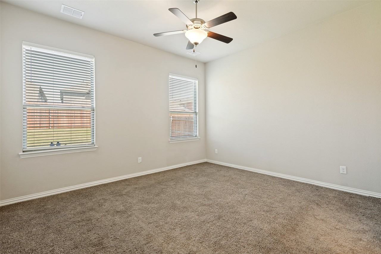 3909 Chesapeake Ln - Photo 7 of 12