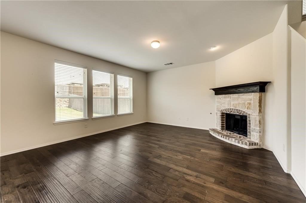 921 Foxglove Dr - Photo 2 of 15