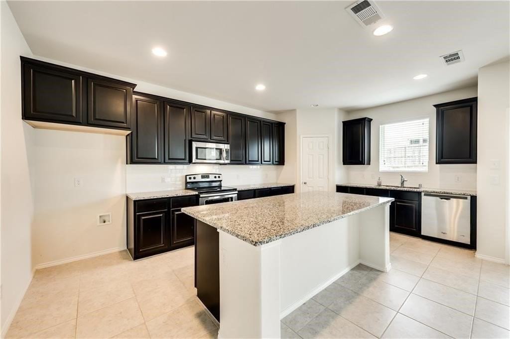 921 Foxglove Dr - Photo 4 of 15