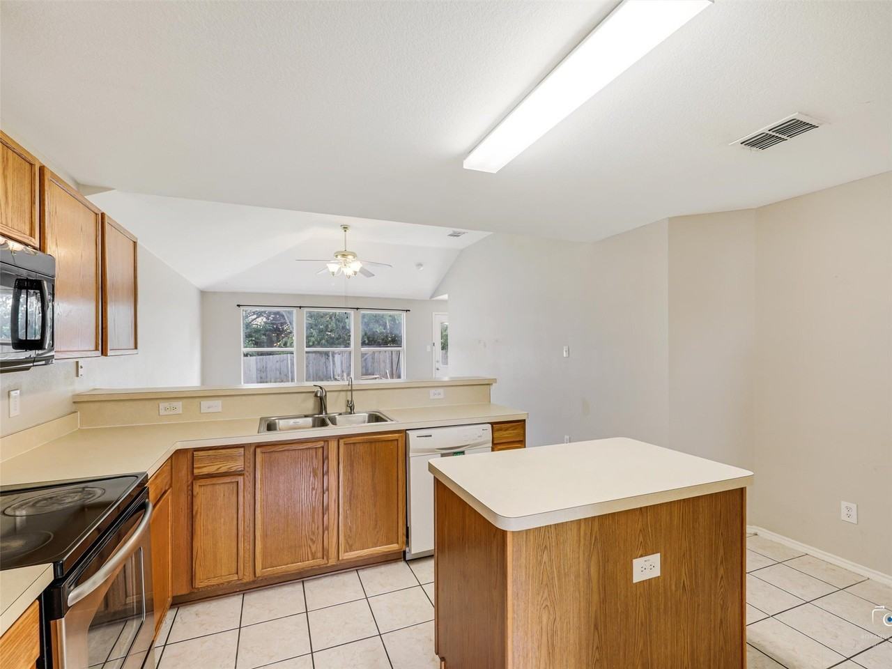 1637 Elm St - Photo 7 of 25