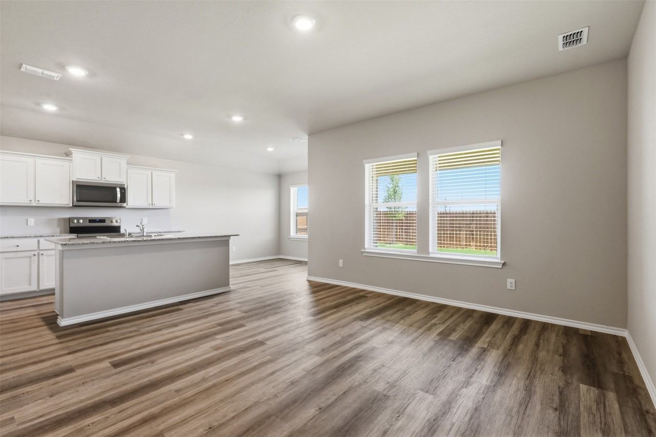 564 Marsh St - Photo 3 of 27