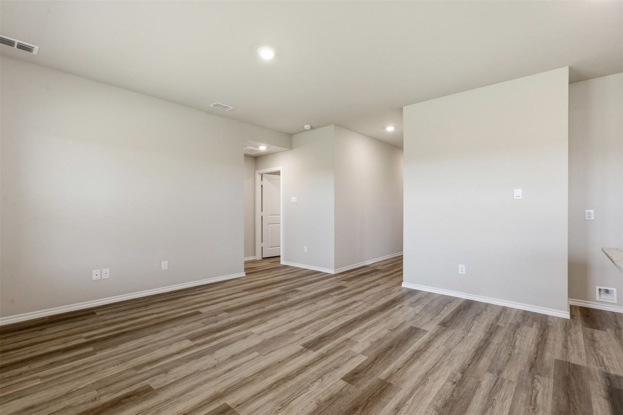 564 Marsh St - Photo 4 of 27