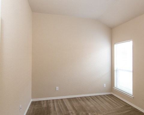 1405 Piedmont Dr - Photo 7 of 10