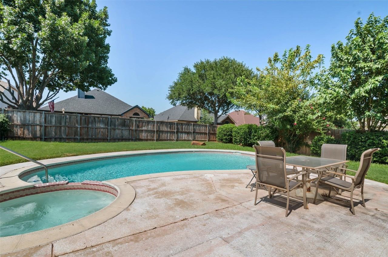 1703 Nightingale Ln - Photo 2 of 32