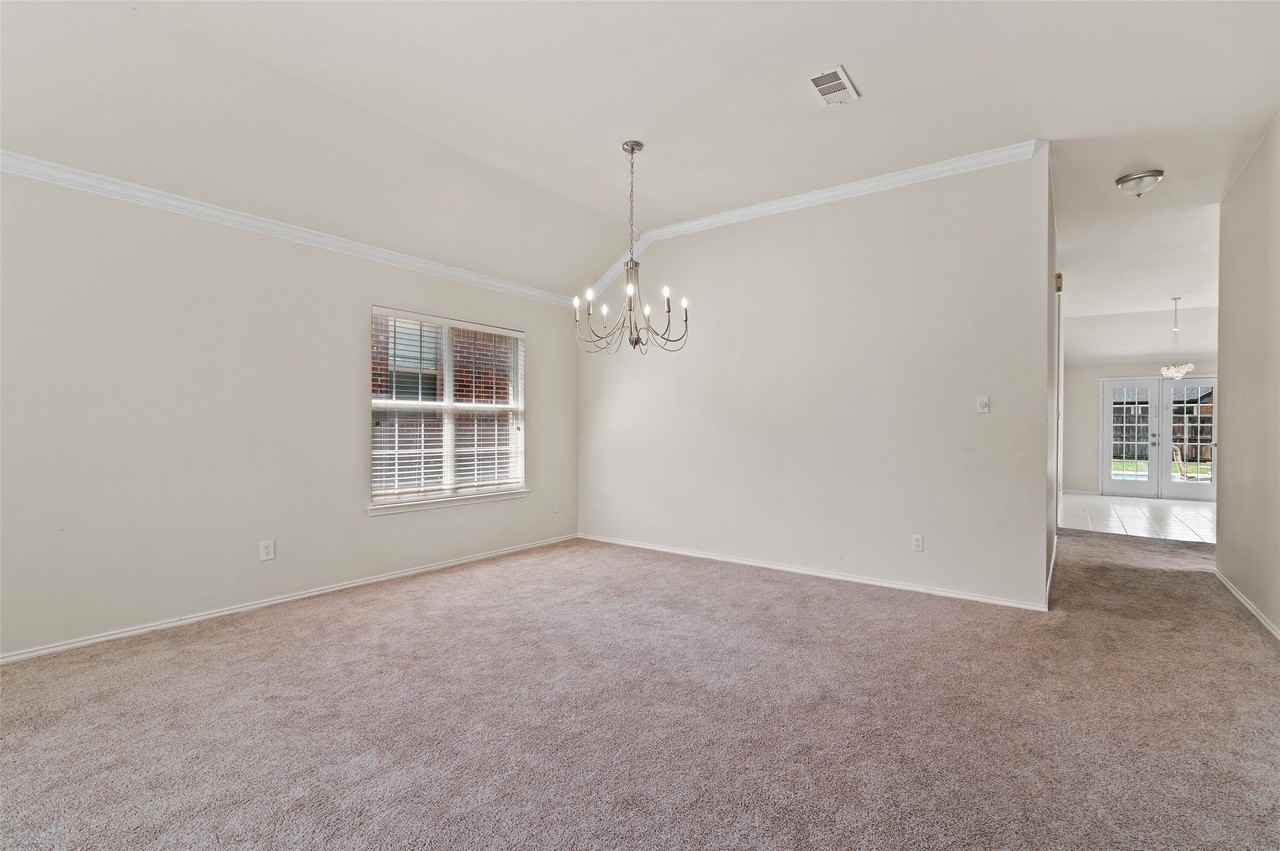 1703 Nightingale Ln - Photo 6 of 32