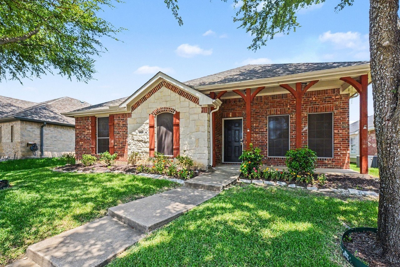 1707 Briarhollow Dr - Photo 3 of 40