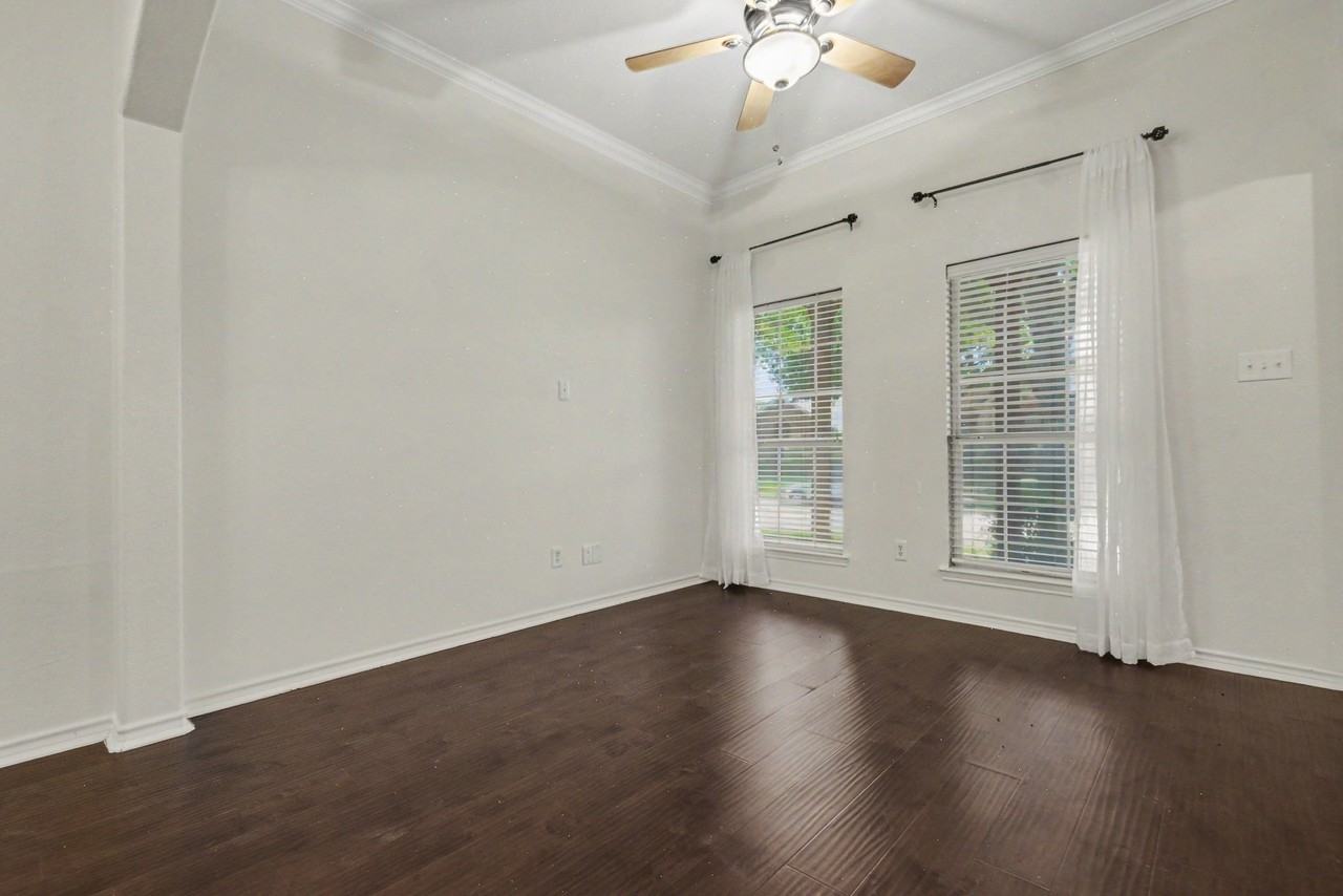 1707 Briarhollow Dr - Photo 4 of 40
