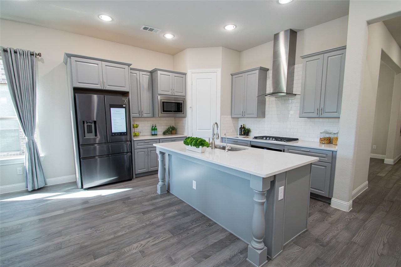 12709 Royal Oaks Ln - Photo 3 of 26