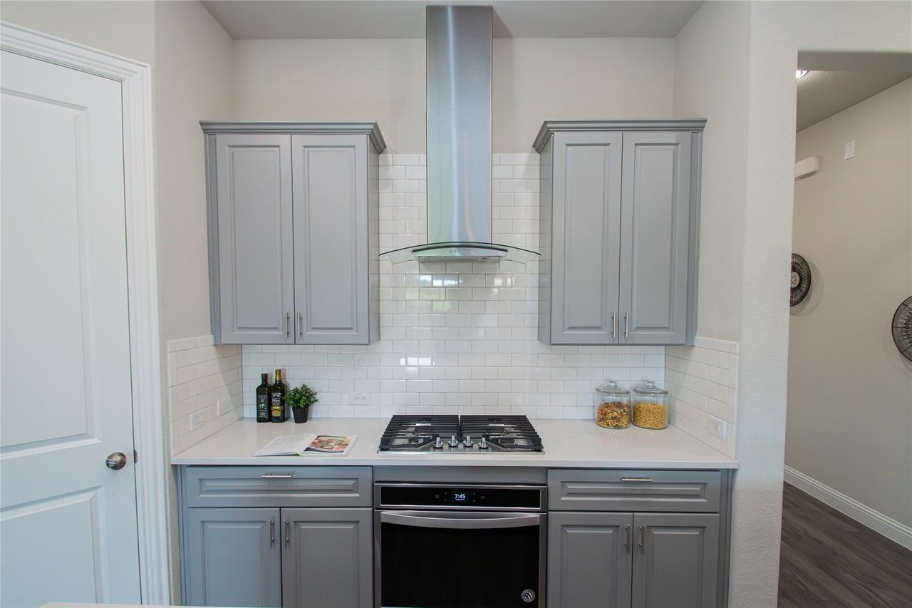 12709 Royal Oaks Ln - Photo 4 of 26