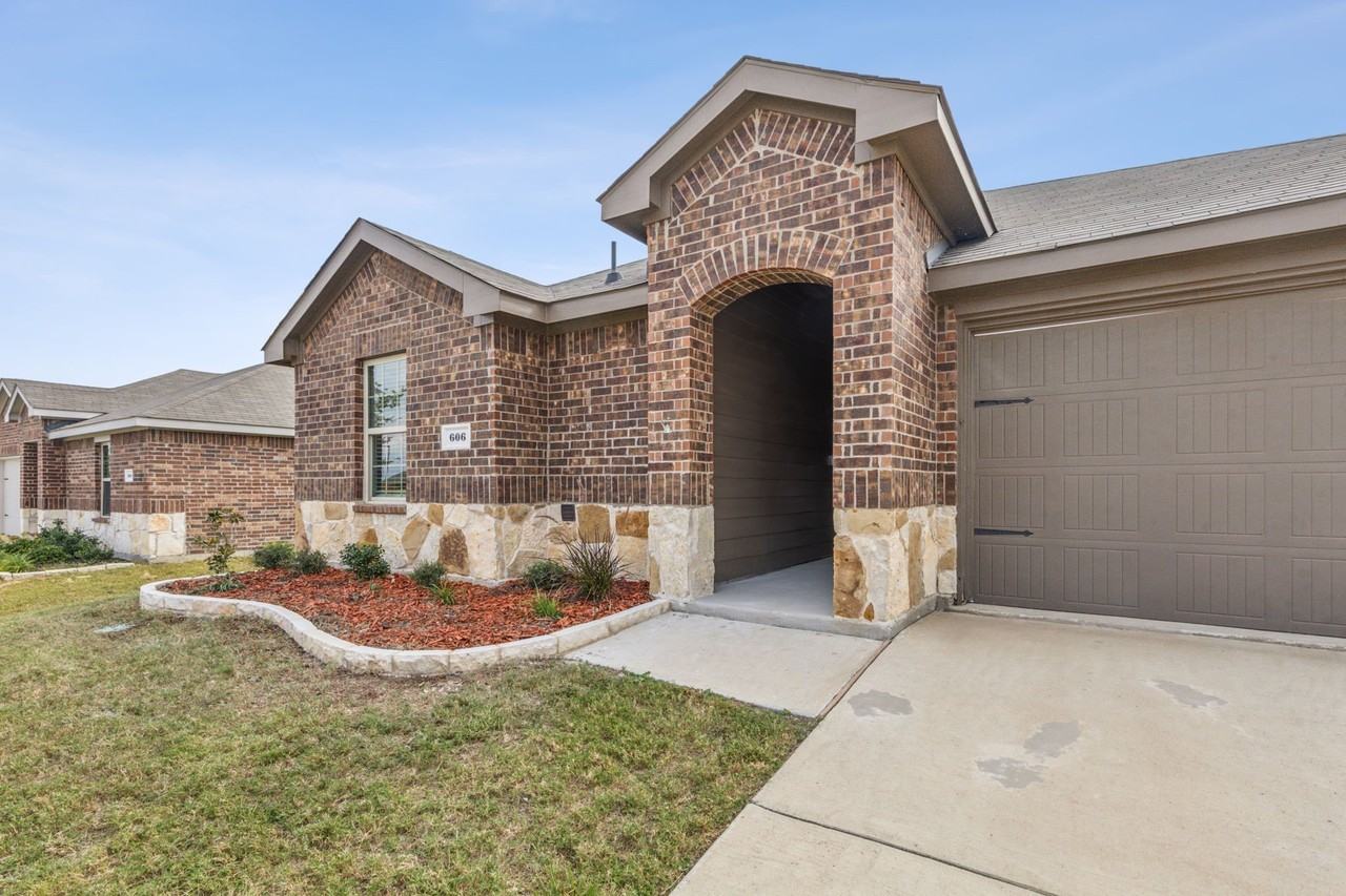 606 Wrangler Dr - Photo 3 of 22