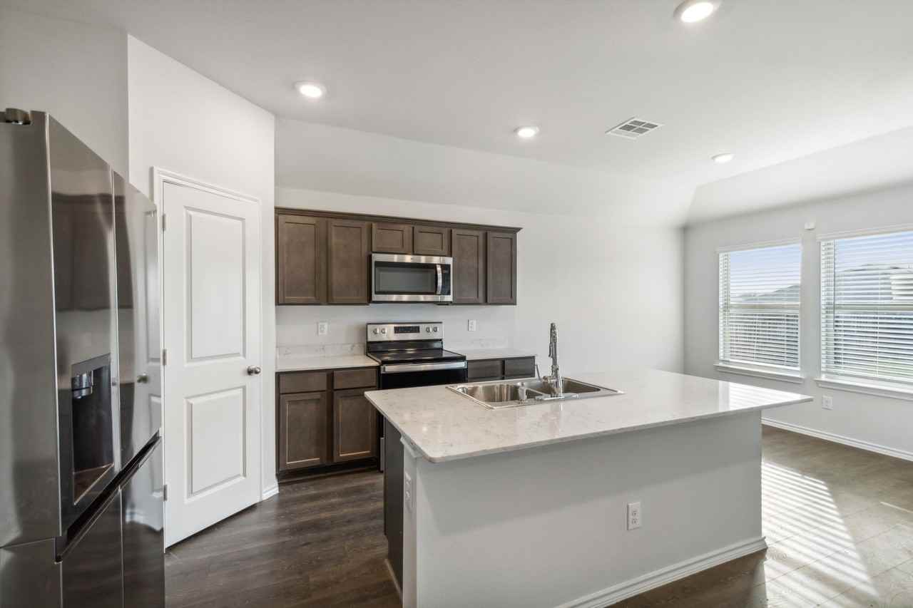 606 Wrangler Dr - Photo 4 of 22