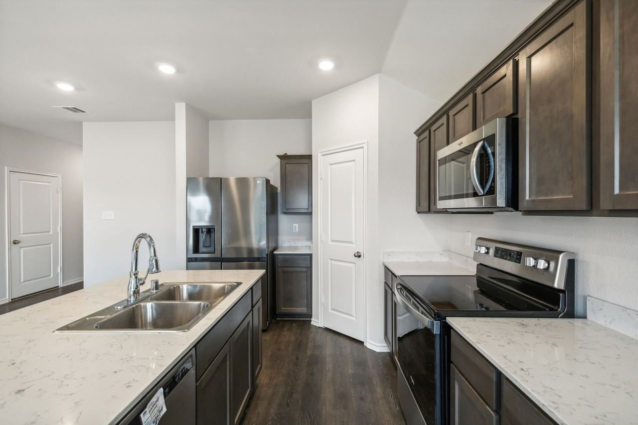 606 Wrangler Dr - Photo 5 of 22