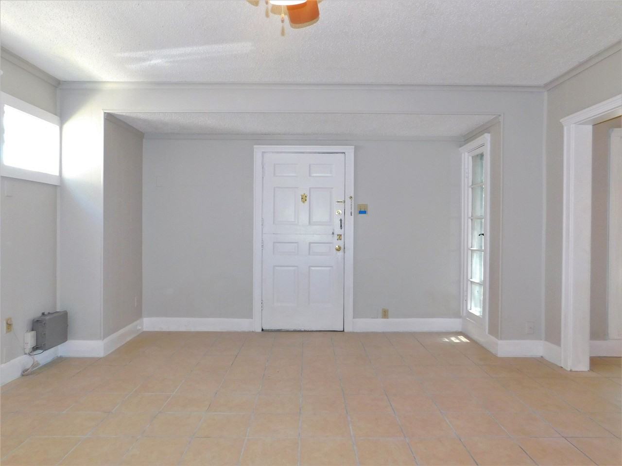 1611 N Locust St - Photo 3 of 18