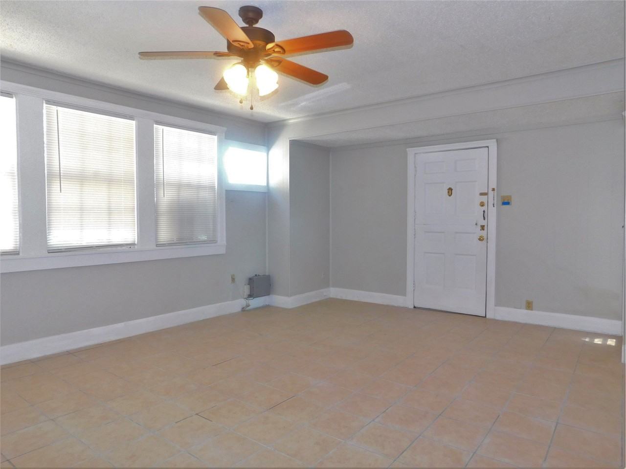 1611 N Locust St - Photo 4 of 18