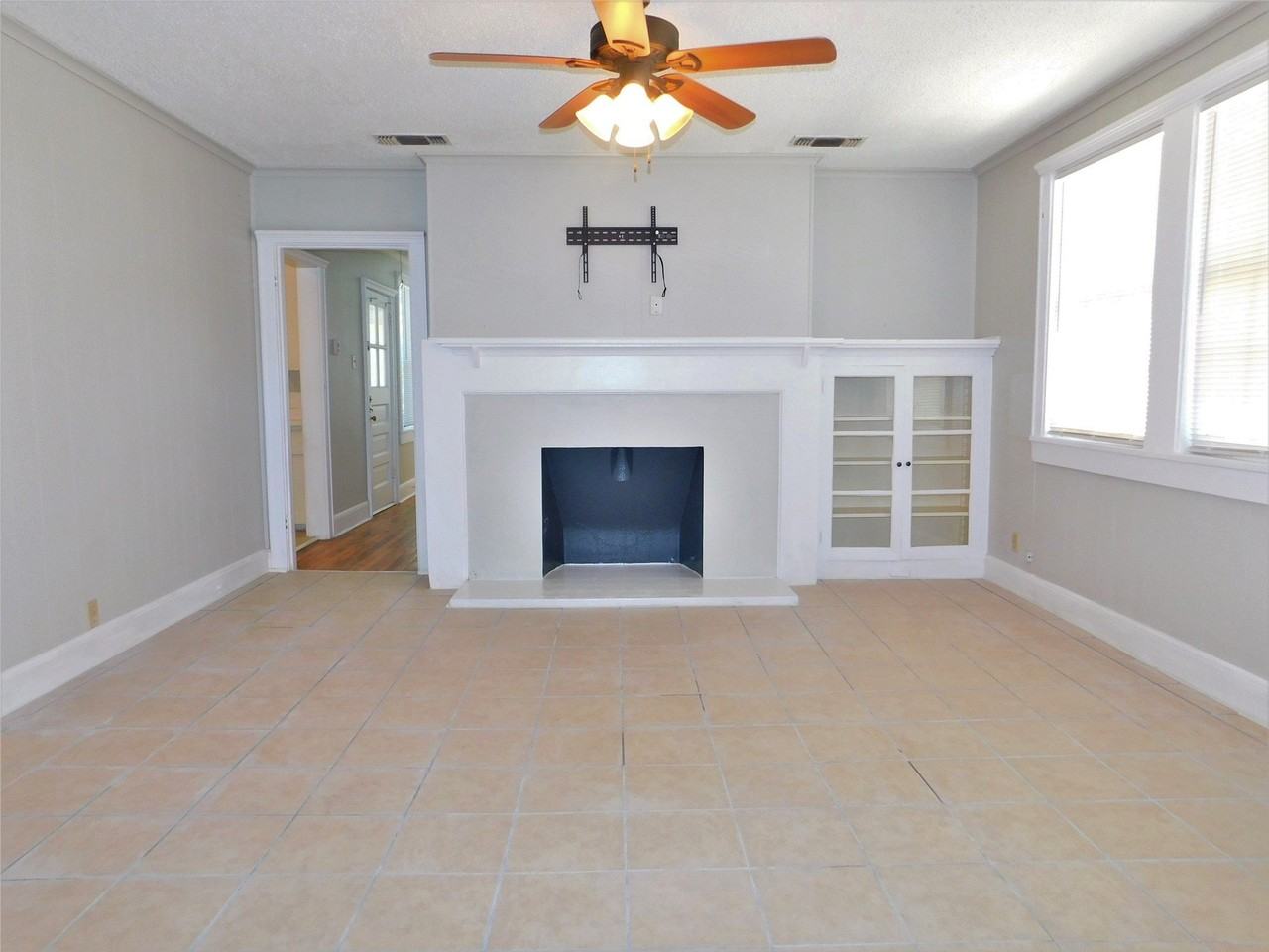 1611 N Locust St - Photo 5 of 18