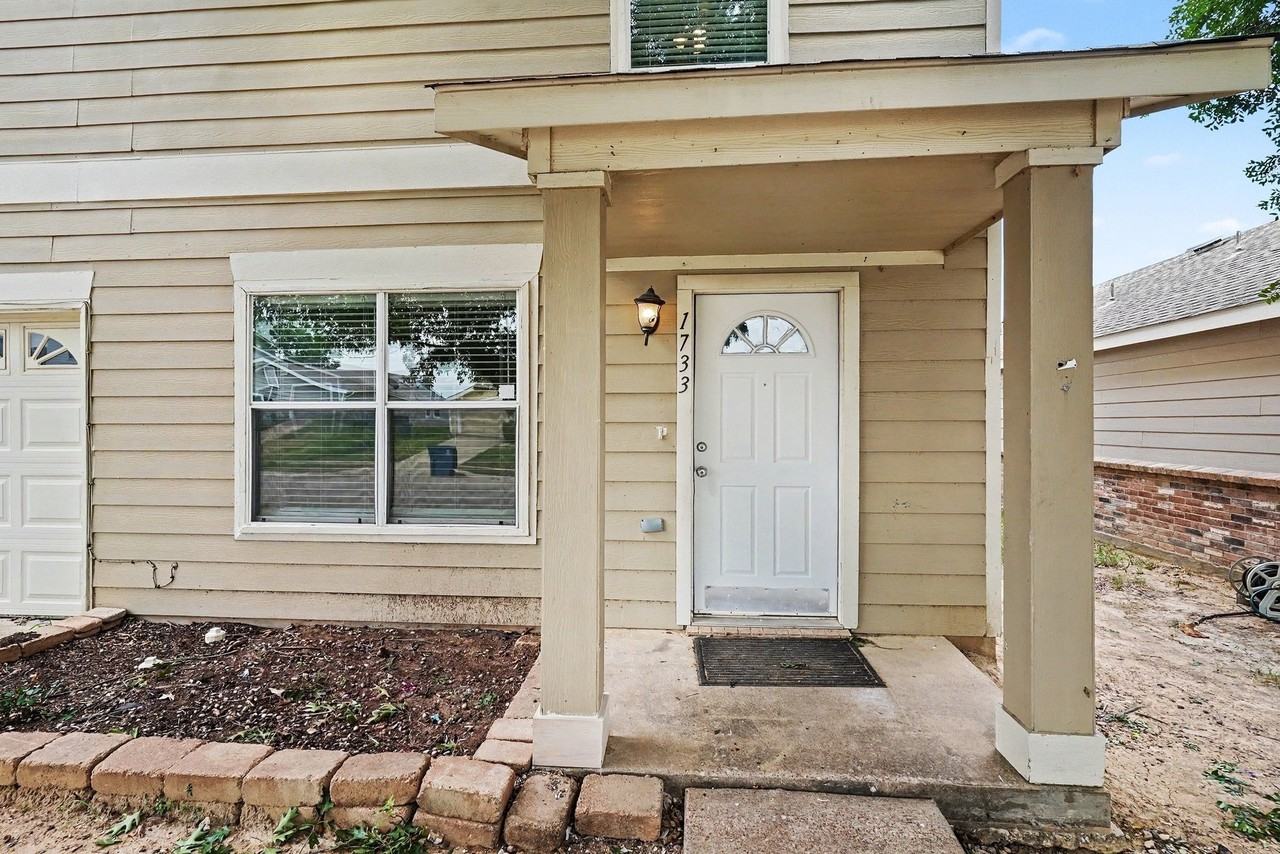 1733 Vineridge Ln - Photo 3 of 26