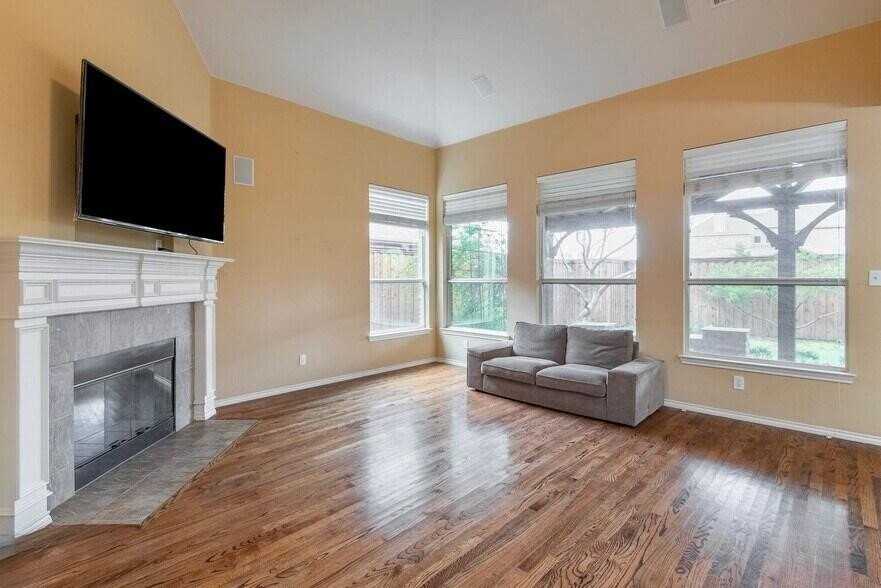 2056 Barret Dr - Photo 5 of 24
