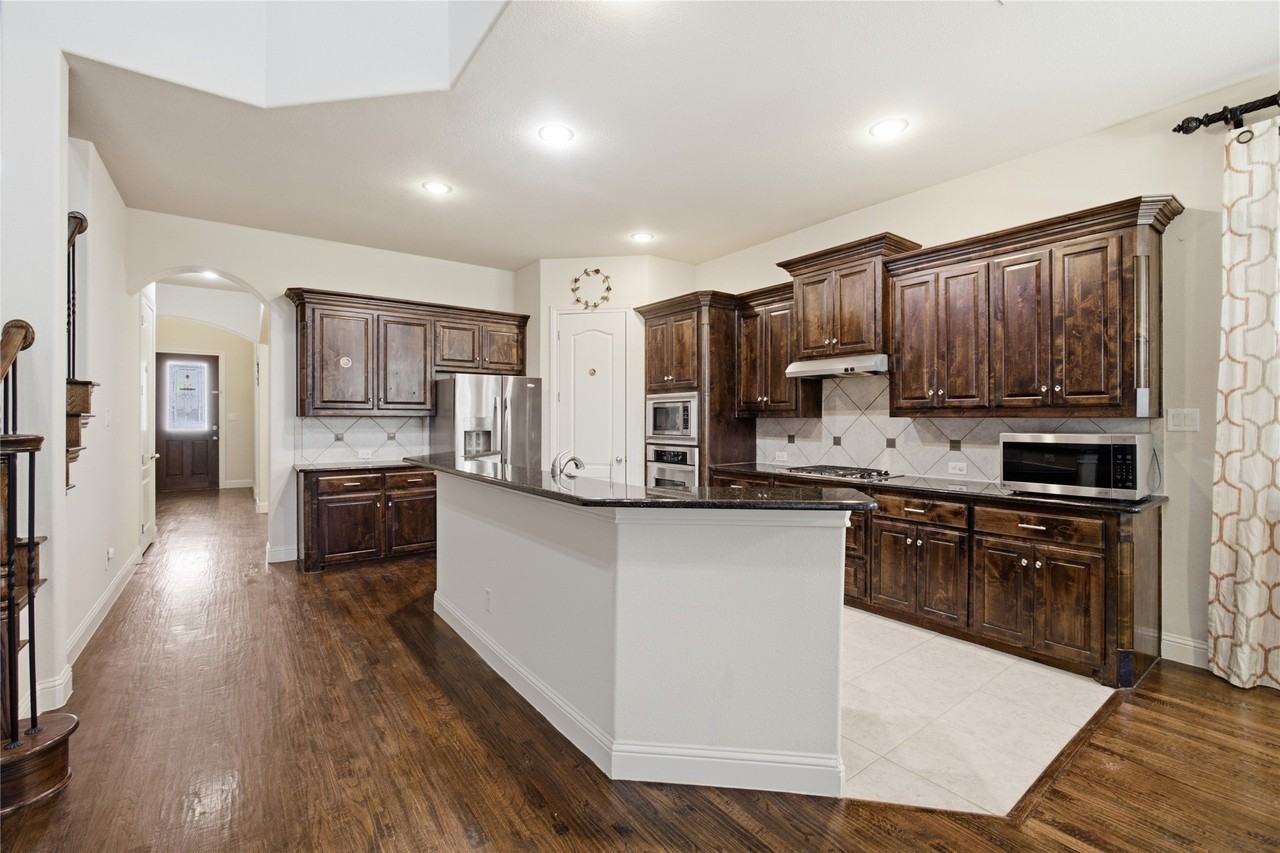 328 Anna Ave - Photo 6 of 29